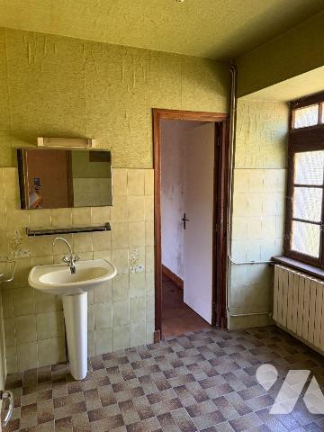 A VENDRE sur la commune de CHALVIGNAC (Cantal), dans un petit hameau, à environ 10mn de MAURIAC...