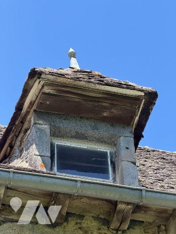 A VENDRE sur la commune de CHALVIGNAC (Cantal), dans un petit hameau, à environ 10mn de MAURIAC...