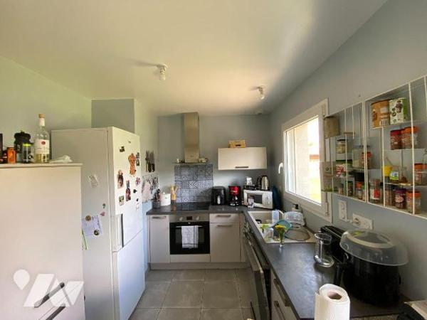 VEZAC sur 490 m² environ de terrain, Maison de plain-pied construite en 2019 louée avec une sur...