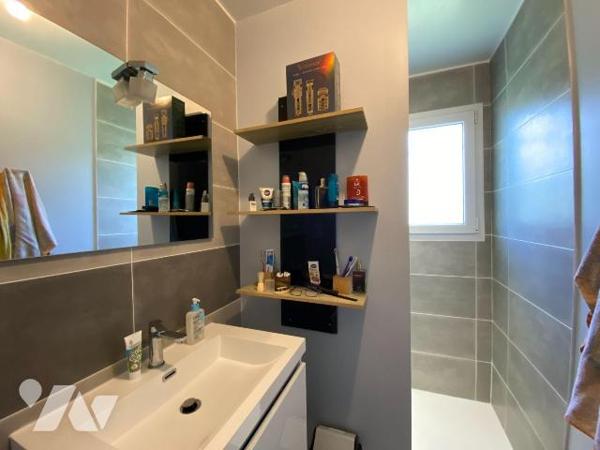 VEZAC sur 490 m² environ de terrain, Maison de plain-pied construite en 2019 louée avec une sur...