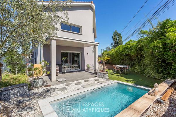 Maison contemporaine avec jardin et piscine
