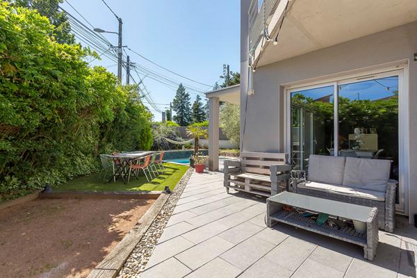 Maison contemporaine avec jardin et piscine