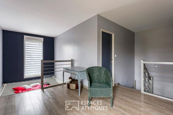 Maison contemporaine avec jardin et piscine