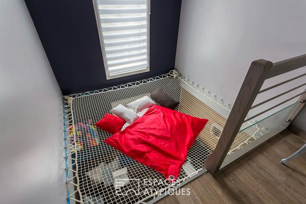 Maison contemporaine avec jardin et piscine