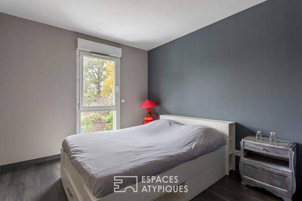 Maison contemporaine avec jardin et piscine