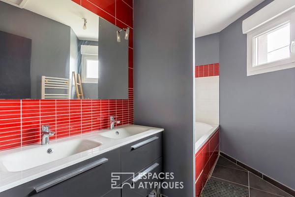 Maison contemporaine avec jardin et piscine