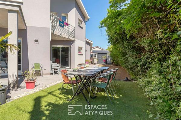 Maison contemporaine avec jardin et piscine