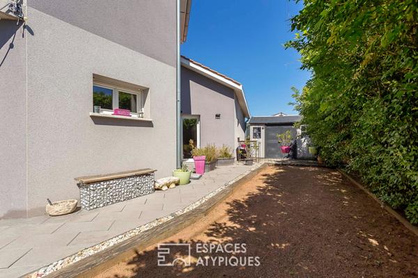 Maison contemporaine avec jardin et piscine