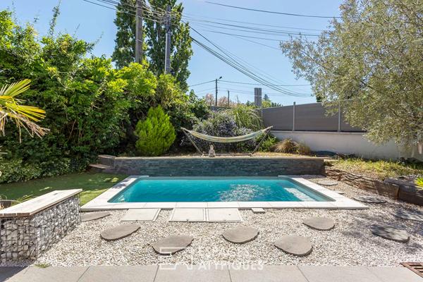 Maison contemporaine avec jardin et piscine