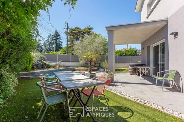 Maison contemporaine avec jardin et piscine