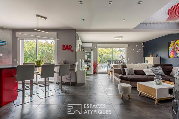 Maison contemporaine avec jardin et piscine