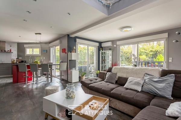 Maison contemporaine avec jardin et piscine