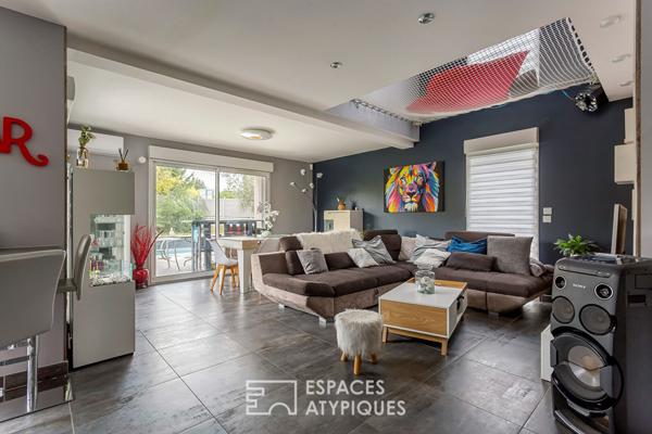 Maison contemporaine avec jardin et piscine