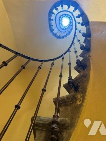 Bel immeuble de 3 étages au cœur de Crest avec une belle luminosité.