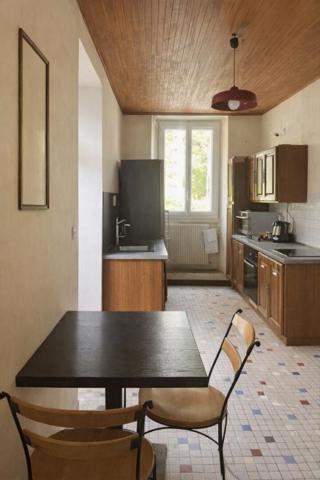 Maison en pierre du 19e siècle, 98m², 4 pièces, 2 chambres, garage, terrain 637?m²
