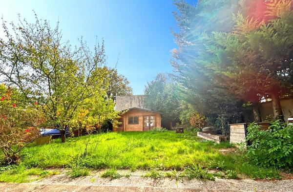 Maison de caractère en pierre à 77500 Chelles, quartier les Abbesses  135 m² habitables, 5 chambres + dépendance climatisée, grand jardin 449.000