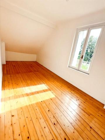 Maison de caractère en pierre à 77500 Chelles, quartier les Abbesses  135 m² habitables, 5 chambres + dépendance climatisée, grand jardin 449.000