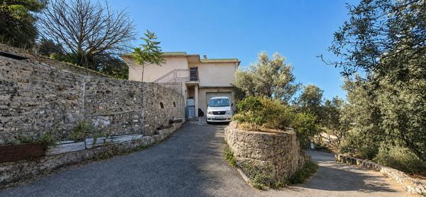 Maison
         6 pièces
        - 196 m² 492 900 € *