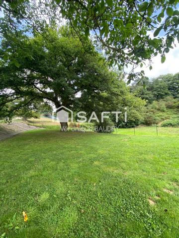 Maison 6 ch et hangar ds hameau avec 1,4 hect env