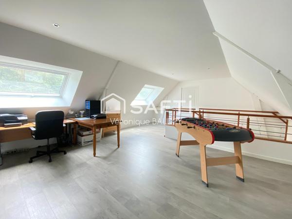 Maison 6 ch et hangar ds hameau avec 1,4 hect env