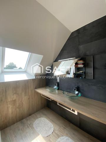 Maison 6 ch et hangar ds hameau avec 1,4 hect env