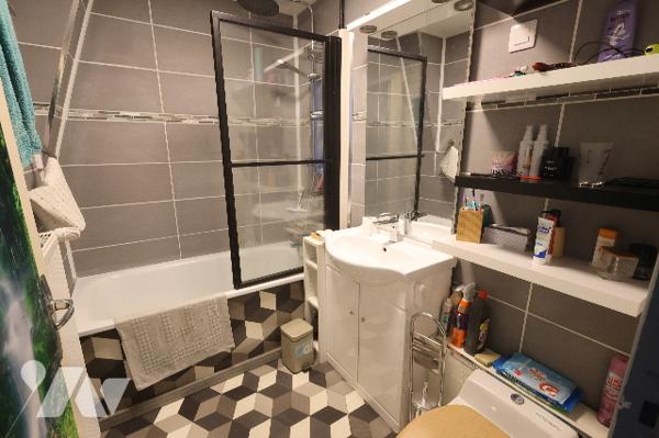 Exclusivité.
Ensemble immobilier comprenant 2 maisons, actuellement louées 450 €/mois chacune.