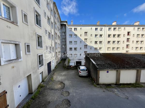 📍 Situé en rez-de-chaussée d'une copropriété des années 50, cet appartement T2 de 50 m² offre un cadre de vie pratique au cœur du centre-ville de Brest, à deux pas des commerces 🛍️ et des transports 🚋.

✨ Il se compose d'une pièce de vie lumineuse avec cuisine ouverte, aménagée et équipée, d'une chambre confortable, ainsi que d'une salle d’eau avec WC.
Une cave privative en sous-sol vient compléter ce bien, idéale pour du stockage supplémentaire. 🧱

🔥 Confort assuré grâce aux radiateurs électriques à inertie et à un ballon d’eau chaude récent de 100L.

💡 Parfait pour un premier achat 🏠 ou un investissement locatif rentable 📈

📞 Une visite s’impose !