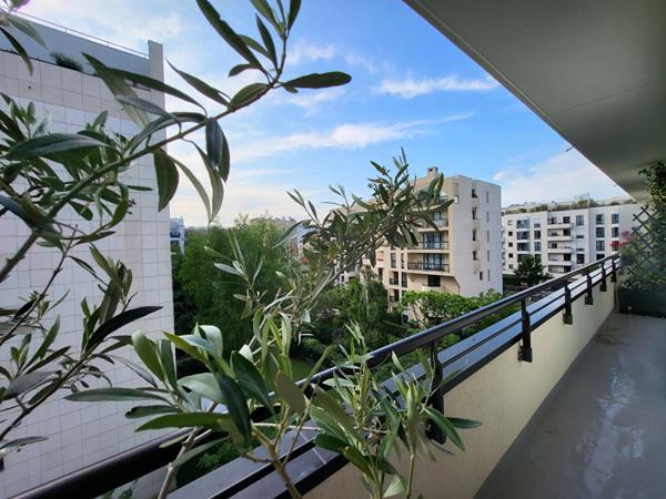 Puteaux limite Suresnes: Appartement de 2 pièces de 58m² avec balcon, cave et Parking