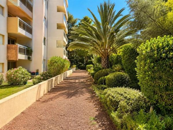 SAINT-RAPHAËL – VALESCURE | T3 EN REZ-DE-JARDIN AVEC GARAGE ET CAVE