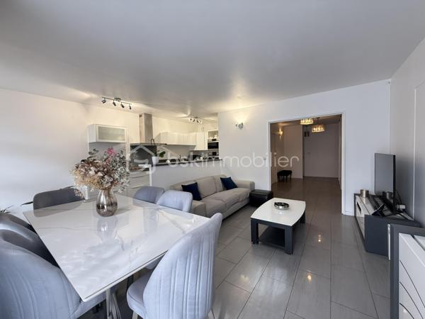 Situé dans une résidence CALME et sécurisée, cet appartement de 92m2 offre un cadre de vie agréable et confortable.
Il se compose d'une BELLE entrée, d'un salon séjour LUMINEUX et convivial, ainsi que d'une cuisine OUVERTE, AMENAGEE et EQUIPEE avec un accès direct sur un BALCON SPACIEUX.

L' espace nuit comprend quatre chambres confortables, parfaitement adaptées à une vie de famille ainsi que d'une SDB moderne, une SDE avec WC et des WC séparés. 

L'appartement profite par ailleurs d'un emplacement pratique, dans un quartier agréable à proximité immédiate des commerces, des établissements scolaires et des transports.

Deux places de PARKING complète ce bien.
Quartier calme et agréable, proche de toutes commodités.
Accès facile aux transports en commun.
Bus TVM Hôpital Intercommunal à 140m
Bus 104 217 N32 N35 Général Gallieni à 420m
Groupement scolaire privé de Maille à 220m
Lycée Général et Technologique Privé Sainte-Marie à 300m
Boulangerie à deux pas de la résidence
Bistrot L’Intemporel à 50 m
Lidl à 380m
Primeurs d'Or à 460m