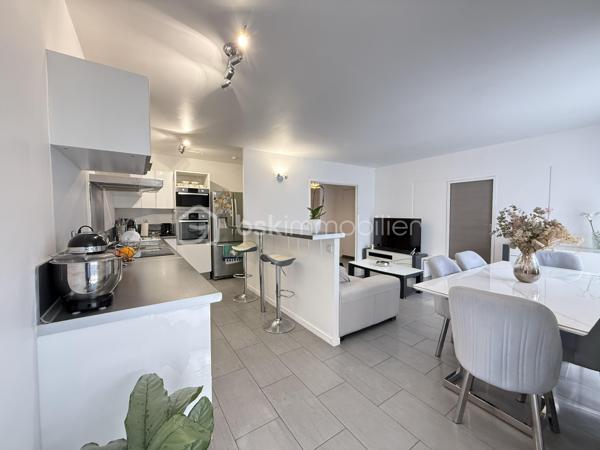 Situé dans une résidence CALME et sécurisée, cet appartement de 92m2 offre un cadre de vie agréable et confortable.
Il se compose d'une BELLE entrée, d'un salon séjour LUMINEUX et convivial, ainsi que d'une cuisine OUVERTE, AMENAGEE et EQUIPEE avec un accès direct sur un BALCON SPACIEUX.

L' espace nuit comprend quatre chambres confortables, parfaitement adaptées à une vie de famille ainsi que d'une SDB moderne, une SDE avec WC et des WC séparés. 

L'appartement profite par ailleurs d'un emplacement pratique, dans un quartier agréable à proximité immédiate des commerces, des établissements scolaires et des transports.

Deux places de PARKING complète ce bien.
Quartier calme et agréable, proche de toutes commodités.
Accès facile aux transports en commun.
Bus TVM Hôpital Intercommunal à 140m
Bus 104 217 N32 N35 Général Gallieni à 420m
Groupement scolaire privé de Maille à 220m
Lycée Général et Technologique Privé Sainte-Marie à 300m
Boulangerie à deux pas de la résidence
Bistrot L’Intemporel à 50 m
Lidl à 380m
Primeurs d'Or à 460m