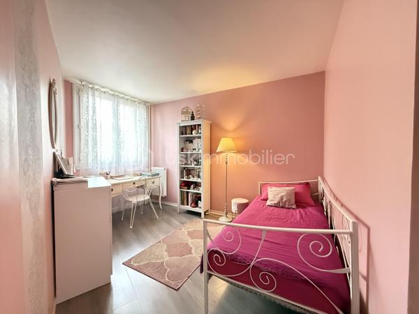 Situé dans une résidence CALME et sécurisée, cet appartement de 92m2 offre un cadre de vie agréable et confortable.
Il se compose d'une BELLE entrée, d'un salon séjour LUMINEUX et convivial, ainsi que d'une cuisine OUVERTE, AMENAGEE et EQUIPEE avec un accès direct sur un BALCON SPACIEUX.

L' espace nuit comprend quatre chambres confortables, parfaitement adaptées à une vie de famille ainsi que d'une SDB moderne, une SDE avec WC et des WC séparés. 

L'appartement profite par ailleurs d'un emplacement pratique, dans un quartier agréable à proximité immédiate des commerces, des établissements scolaires et des transports.

Deux places de PARKING complète ce bien.
Quartier calme et agréable, proche de toutes commodités.
Accès facile aux transports en commun.
Bus TVM Hôpital Intercommunal à 140m
Bus 104 217 N32 N35 Général Gallieni à 420m
Groupement scolaire privé de Maille à 220m
Lycée Général et Technologique Privé Sainte-Marie à 300m
Boulangerie à deux pas de la résidence
Bistrot L’Intemporel à 50 m
Lidl à 380m
Primeurs d'Or à 460m