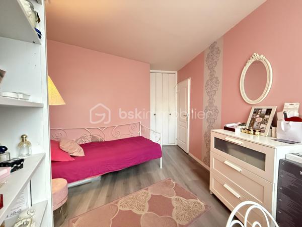 Situé dans une résidence CALME et sécurisée, cet appartement de 92m2 offre un cadre de vie agréable et confortable.
Il se compose d'une BELLE entrée, d'un salon séjour LUMINEUX et convivial, ainsi que d'une cuisine OUVERTE, AMENAGEE et EQUIPEE avec un accès direct sur un BALCON SPACIEUX.

L' espace nuit comprend quatre chambres confortables, parfaitement adaptées à une vie de famille ainsi que d'une SDB moderne, une SDE avec WC et des WC séparés. 

L'appartement profite par ailleurs d'un emplacement pratique, dans un quartier agréable à proximité immédiate des commerces, des établissements scolaires et des transports.

Deux places de PARKING complète ce bien.
Quartier calme et agréable, proche de toutes commodités.
Accès facile aux transports en commun.
Bus TVM Hôpital Intercommunal à 140m
Bus 104 217 N32 N35 Général Gallieni à 420m
Groupement scolaire privé de Maille à 220m
Lycée Général et Technologique Privé Sainte-Marie à 300m
Boulangerie à deux pas de la résidence
Bistrot L’Intemporel à 50 m
Lidl à 380m
Primeurs d'Or à 460m