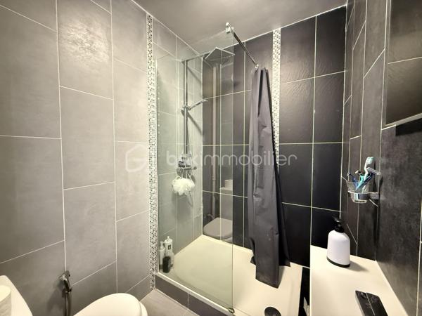 Situé dans une résidence CALME et sécurisée, cet appartement de 92m2 offre un cadre de vie agréable et confortable.
Il se compose d'une BELLE entrée, d'un salon séjour LUMINEUX et convivial, ainsi que d'une cuisine OUVERTE, AMENAGEE et EQUIPEE avec un accès direct sur un BALCON SPACIEUX.

L' espace nuit comprend quatre chambres confortables, parfaitement adaptées à une vie de famille ainsi que d'une SDB moderne, une SDE avec WC et des WC séparés. 

L'appartement profite par ailleurs d'un emplacement pratique, dans un quartier agréable à proximité immédiate des commerces, des établissements scolaires et des transports.

Deux places de PARKING complète ce bien.
Quartier calme et agréable, proche de toutes commodités.
Accès facile aux transports en commun.
Bus TVM Hôpital Intercommunal à 140m
Bus 104 217 N32 N35 Général Gallieni à 420m
Groupement scolaire privé de Maille à 220m
Lycée Général et Technologique Privé Sainte-Marie à 300m
Boulangerie à deux pas de la résidence
Bistrot L’Intemporel à 50 m
Lidl à 380m
Primeurs d'Or à 460m