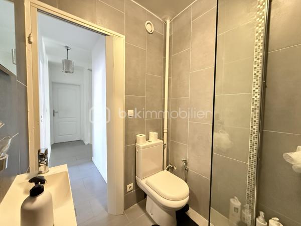Situé dans une résidence CALME et sécurisée, cet appartement de 92m2 offre un cadre de vie agréable et confortable.
Il se compose d'une BELLE entrée, d'un salon séjour LUMINEUX et convivial, ainsi que d'une cuisine OUVERTE, AMENAGEE et EQUIPEE avec un accès direct sur un BALCON SPACIEUX.

L' espace nuit comprend quatre chambres confortables, parfaitement adaptées à une vie de famille ainsi que d'une SDB moderne, une SDE avec WC et des WC séparés. 

L'appartement profite par ailleurs d'un emplacement pratique, dans un quartier agréable à proximité immédiate des commerces, des établissements scolaires et des transports.

Deux places de PARKING complète ce bien.
Quartier calme et agréable, proche de toutes commodités.
Accès facile aux transports en commun.
Bus TVM Hôpital Intercommunal à 140m
Bus 104 217 N32 N35 Général Gallieni à 420m
Groupement scolaire privé de Maille à 220m
Lycée Général et Technologique Privé Sainte-Marie à 300m
Boulangerie à deux pas de la résidence
Bistrot L’Intemporel à 50 m
Lidl à 380m
Primeurs d'Or à 460m
