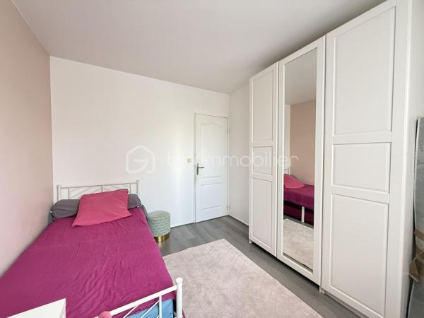 Situé dans une résidence CALME et sécurisée, cet appartement de 92m2 offre un cadre de vie agréable et confortable.
Il se compose d'une BELLE entrée, d'un salon séjour LUMINEUX et convivial, ainsi que d'une cuisine OUVERTE, AMENAGEE et EQUIPEE avec un accès direct sur un BALCON SPACIEUX.

L' espace nuit comprend quatre chambres confortables, parfaitement adaptées à une vie de famille ainsi que d'une SDB moderne, une SDE avec WC et des WC séparés. 

L'appartement profite par ailleurs d'un emplacement pratique, dans un quartier agréable à proximité immédiate des commerces, des établissements scolaires et des transports.

Deux places de PARKING complète ce bien.
Quartier calme et agréable, proche de toutes commodités.
Accès facile aux transports en commun.
Bus TVM Hôpital Intercommunal à 140m
Bus 104 217 N32 N35 Général Gallieni à 420m
Groupement scolaire privé de Maille à 220m
Lycée Général et Technologique Privé Sainte-Marie à 300m
Boulangerie à deux pas de la résidence
Bistrot L’Intemporel à 50 m
Lidl à 380m
Primeurs d'Or à 460m