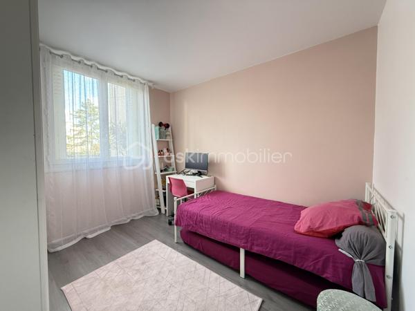 Situé dans une résidence CALME et sécurisée, cet appartement de 92m2 offre un cadre de vie agréable et confortable.
Il se compose d'une BELLE entrée, d'un salon séjour LUMINEUX et convivial, ainsi que d'une cuisine OUVERTE, AMENAGEE et EQUIPEE avec un accès direct sur un BALCON SPACIEUX.

L' espace nuit comprend quatre chambres confortables, parfaitement adaptées à une vie de famille ainsi que d'une SDB moderne, une SDE avec WC et des WC séparés. 

L'appartement profite par ailleurs d'un emplacement pratique, dans un quartier agréable à proximité immédiate des commerces, des établissements scolaires et des transports.

Deux places de PARKING complète ce bien.
Quartier calme et agréable, proche de toutes commodités.
Accès facile aux transports en commun.
Bus TVM Hôpital Intercommunal à 140m
Bus 104 217 N32 N35 Général Gallieni à 420m
Groupement scolaire privé de Maille à 220m
Lycée Général et Technologique Privé Sainte-Marie à 300m
Boulangerie à deux pas de la résidence
Bistrot L’Intemporel à 50 m
Lidl à 380m
Primeurs d'Or à 460m