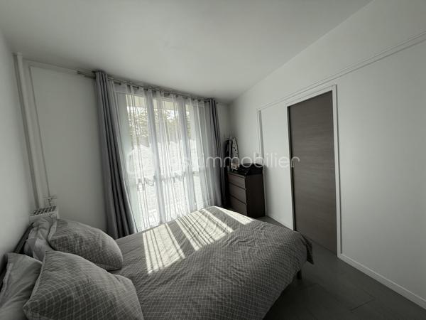 Situé dans une résidence CALME et sécurisée, cet appartement de 92m2 offre un cadre de vie agréable et confortable.
Il se compose d'une BELLE entrée, d'un salon séjour LUMINEUX et convivial, ainsi que d'une cuisine OUVERTE, AMENAGEE et EQUIPEE avec un accès direct sur un BALCON SPACIEUX.

L' espace nuit comprend quatre chambres confortables, parfaitement adaptées à une vie de famille ainsi que d'une SDB moderne, une SDE avec WC et des WC séparés. 

L'appartement profite par ailleurs d'un emplacement pratique, dans un quartier agréable à proximité immédiate des commerces, des établissements scolaires et des transports.

Deux places de PARKING complète ce bien.
Quartier calme et agréable, proche de toutes commodités.
Accès facile aux transports en commun.
Bus TVM Hôpital Intercommunal à 140m
Bus 104 217 N32 N35 Général Gallieni à 420m
Groupement scolaire privé de Maille à 220m
Lycée Général et Technologique Privé Sainte-Marie à 300m
Boulangerie à deux pas de la résidence
Bistrot L’Intemporel à 50 m
Lidl à 380m
Primeurs d'Or à 460m