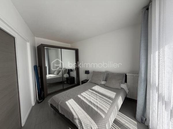 Situé dans une résidence CALME et sécurisée, cet appartement de 92m2 offre un cadre de vie agréable et confortable.
Il se compose d'une BELLE entrée, d'un salon séjour LUMINEUX et convivial, ainsi que d'une cuisine OUVERTE, AMENAGEE et EQUIPEE avec un accès direct sur un BALCON SPACIEUX.

L' espace nuit comprend quatre chambres confortables, parfaitement adaptées à une vie de famille ainsi que d'une SDB moderne, une SDE avec WC et des WC séparés. 

L'appartement profite par ailleurs d'un emplacement pratique, dans un quartier agréable à proximité immédiate des commerces, des établissements scolaires et des transports.

Deux places de PARKING complète ce bien.
Quartier calme et agréable, proche de toutes commodités.
Accès facile aux transports en commun.
Bus TVM Hôpital Intercommunal à 140m
Bus 104 217 N32 N35 Général Gallieni à 420m
Groupement scolaire privé de Maille à 220m
Lycée Général et Technologique Privé Sainte-Marie à 300m
Boulangerie à deux pas de la résidence
Bistrot L’Intemporel à 50 m
Lidl à 380m
Primeurs d'Or à 460m