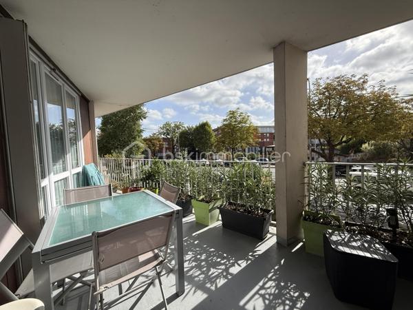Situé dans une résidence CALME et sécurisée, cet appartement de 92m2 offre un cadre de vie agréable et confortable.
Il se compose d'une BELLE entrée, d'un salon séjour LUMINEUX et convivial, ainsi que d'une cuisine OUVERTE, AMENAGEE et EQUIPEE avec un accès direct sur un BALCON SPACIEUX.

L' espace nuit comprend quatre chambres confortables, parfaitement adaptées à une vie de famille ainsi que d'une SDB moderne, une SDE avec WC et des WC séparés. 

L'appartement profite par ailleurs d'un emplacement pratique, dans un quartier agréable à proximité immédiate des commerces, des établissements scolaires et des transports.

Deux places de PARKING complète ce bien.
Quartier calme et agréable, proche de toutes commodités.
Accès facile aux transports en commun.
Bus TVM Hôpital Intercommunal à 140m
Bus 104 217 N32 N35 Général Gallieni à 420m
Groupement scolaire privé de Maille à 220m
Lycée Général et Technologique Privé Sainte-Marie à 300m
Boulangerie à deux pas de la résidence
Bistrot L’Intemporel à 50 m
Lidl à 380m
Primeurs d'Or à 460m