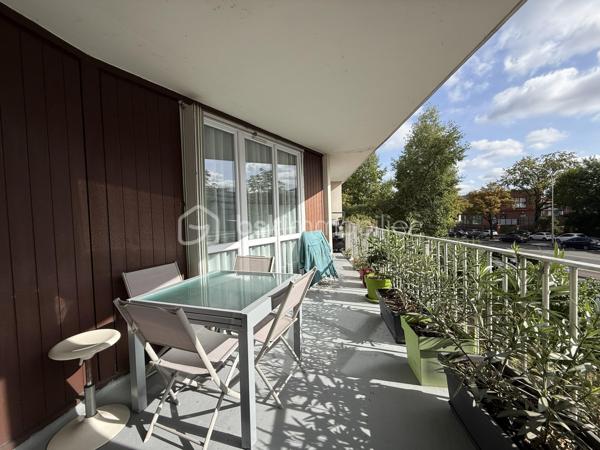 Situé dans une résidence CALME et sécurisée, cet appartement de 92m2 offre un cadre de vie agréable et confortable.
Il se compose d'une BELLE entrée, d'un salon séjour LUMINEUX et convivial, ainsi que d'une cuisine OUVERTE, AMENAGEE et EQUIPEE avec un accès direct sur un BALCON SPACIEUX.

L' espace nuit comprend quatre chambres confortables, parfaitement adaptées à une vie de famille ainsi que d'une SDB moderne, une SDE avec WC et des WC séparés. 

L'appartement profite par ailleurs d'un emplacement pratique, dans un quartier agréable à proximité immédiate des commerces, des établissements scolaires et des transports.

Deux places de PARKING complète ce bien.
Quartier calme et agréable, proche de toutes commodités.
Accès facile aux transports en commun.
Bus TVM Hôpital Intercommunal à 140m
Bus 104 217 N32 N35 Général Gallieni à 420m
Groupement scolaire privé de Maille à 220m
Lycée Général et Technologique Privé Sainte-Marie à 300m
Boulangerie à deux pas de la résidence
Bistrot L’Intemporel à 50 m
Lidl à 380m
Primeurs d'Or à 460m