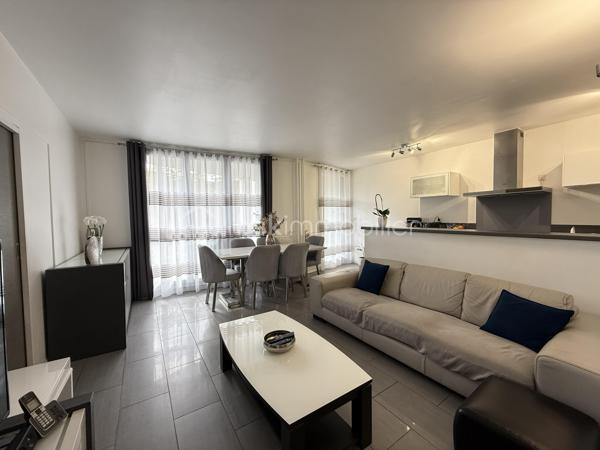 Situé dans une résidence CALME et sécurisée, cet appartement de 92m2 offre un cadre de vie agréable et confortable.
Il se compose d'une BELLE entrée, d'un salon séjour LUMINEUX et convivial, ainsi que d'une cuisine OUVERTE, AMENAGEE et EQUIPEE avec un accès direct sur un BALCON SPACIEUX.

L' espace nuit comprend quatre chambres confortables, parfaitement adaptées à une vie de famille ainsi que d'une SDB moderne, une SDE avec WC et des WC séparés. 

L'appartement profite par ailleurs d'un emplacement pratique, dans un quartier agréable à proximité immédiate des commerces, des établissements scolaires et des transports.

Deux places de PARKING complète ce bien.
Quartier calme et agréable, proche de toutes commodités.
Accès facile aux transports en commun.
Bus TVM Hôpital Intercommunal à 140m
Bus 104 217 N32 N35 Général Gallieni à 420m
Groupement scolaire privé de Maille à 220m
Lycée Général et Technologique Privé Sainte-Marie à 300m
Boulangerie à deux pas de la résidence
Bistrot L’Intemporel à 50 m
Lidl à 380m
Primeurs d'Or à 460m