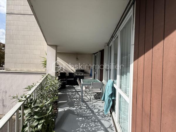 Situé dans une résidence CALME et sécurisée, cet appartement de 92m2 offre un cadre de vie agréable et confortable.
Il se compose d'une BELLE entrée, d'un salon séjour LUMINEUX et convivial, ainsi que d'une cuisine OUVERTE, AMENAGEE et EQUIPEE avec un accès direct sur un BALCON SPACIEUX.

L' espace nuit comprend quatre chambres confortables, parfaitement adaptées à une vie de famille ainsi que d'une SDB moderne, une SDE avec WC et des WC séparés. 

L'appartement profite par ailleurs d'un emplacement pratique, dans un quartier agréable à proximité immédiate des commerces, des établissements scolaires et des transports.

Deux places de PARKING complète ce bien.
Quartier calme et agréable, proche de toutes commodités.
Accès facile aux transports en commun.
Bus TVM Hôpital Intercommunal à 140m
Bus 104 217 N32 N35 Général Gallieni à 420m
Groupement scolaire privé de Maille à 220m
Lycée Général et Technologique Privé Sainte-Marie à 300m
Boulangerie à deux pas de la résidence
Bistrot L’Intemporel à 50 m
Lidl à 380m
Primeurs d'Or à 460m