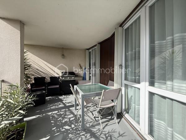 Situé dans une résidence CALME et sécurisée, cet appartement de 92m2 offre un cadre de vie agréable et confortable.
Il se compose d'une BELLE entrée, d'un salon séjour LUMINEUX et convivial, ainsi que d'une cuisine OUVERTE, AMENAGEE et EQUIPEE avec un accès direct sur un BALCON SPACIEUX.

L' espace nuit comprend quatre chambres confortables, parfaitement adaptées à une vie de famille ainsi que d'une SDB moderne, une SDE avec WC et des WC séparés. 

L'appartement profite par ailleurs d'un emplacement pratique, dans un quartier agréable à proximité immédiate des commerces, des établissements scolaires et des transports.

Deux places de PARKING complète ce bien.
Quartier calme et agréable, proche de toutes commodités.
Accès facile aux transports en commun.
Bus TVM Hôpital Intercommunal à 140m
Bus 104 217 N32 N35 Général Gallieni à 420m
Groupement scolaire privé de Maille à 220m
Lycée Général et Technologique Privé Sainte-Marie à 300m
Boulangerie à deux pas de la résidence
Bistrot L’Intemporel à 50 m
Lidl à 380m
Primeurs d'Or à 460m