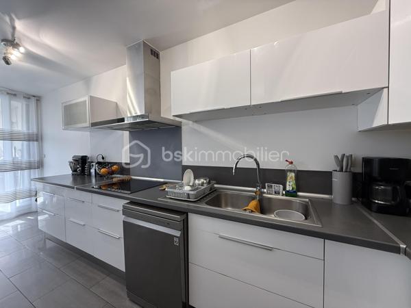 Situé dans une résidence CALME et sécurisée, cet appartement de 92m2 offre un cadre de vie agréable et confortable.
Il se compose d'une BELLE entrée, d'un salon séjour LUMINEUX et convivial, ainsi que d'une cuisine OUVERTE, AMENAGEE et EQUIPEE avec un accès direct sur un BALCON SPACIEUX.

L' espace nuit comprend quatre chambres confortables, parfaitement adaptées à une vie de famille ainsi que d'une SDB moderne, une SDE avec WC et des WC séparés. 

L'appartement profite par ailleurs d'un emplacement pratique, dans un quartier agréable à proximité immédiate des commerces, des établissements scolaires et des transports.

Deux places de PARKING complète ce bien.
Quartier calme et agréable, proche de toutes commodités.
Accès facile aux transports en commun.
Bus TVM Hôpital Intercommunal à 140m
Bus 104 217 N32 N35 Général Gallieni à 420m
Groupement scolaire privé de Maille à 220m
Lycée Général et Technologique Privé Sainte-Marie à 300m
Boulangerie à deux pas de la résidence
Bistrot L’Intemporel à 50 m
Lidl à 380m
Primeurs d'Or à 460m