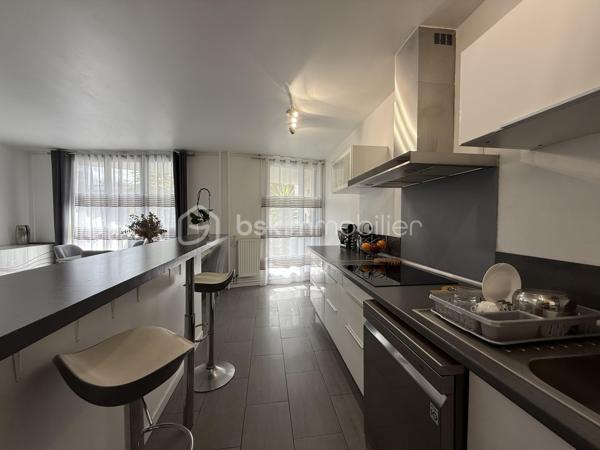 Situé dans une résidence CALME et sécurisée, cet appartement de 92m2 offre un cadre de vie agréable et confortable.
Il se compose d'une BELLE entrée, d'un salon séjour LUMINEUX et convivial, ainsi que d'une cuisine OUVERTE, AMENAGEE et EQUIPEE avec un accès direct sur un BALCON SPACIEUX.

L' espace nuit comprend quatre chambres confortables, parfaitement adaptées à une vie de famille ainsi que d'une SDB moderne, une SDE avec WC et des WC séparés. 

L'appartement profite par ailleurs d'un emplacement pratique, dans un quartier agréable à proximité immédiate des commerces, des établissements scolaires et des transports.

Deux places de PARKING complète ce bien.
Quartier calme et agréable, proche de toutes commodités.
Accès facile aux transports en commun.
Bus TVM Hôpital Intercommunal à 140m
Bus 104 217 N32 N35 Général Gallieni à 420m
Groupement scolaire privé de Maille à 220m
Lycée Général et Technologique Privé Sainte-Marie à 300m
Boulangerie à deux pas de la résidence
Bistrot L’Intemporel à 50 m
Lidl à 380m
Primeurs d'Or à 460m