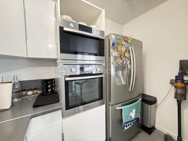 Situé dans une résidence CALME et sécurisée, cet appartement de 92m2 offre un cadre de vie agréable et confortable.
Il se compose d'une BELLE entrée, d'un salon séjour LUMINEUX et convivial, ainsi que d'une cuisine OUVERTE, AMENAGEE et EQUIPEE avec un accès direct sur un BALCON SPACIEUX.

L' espace nuit comprend quatre chambres confortables, parfaitement adaptées à une vie de famille ainsi que d'une SDB moderne, une SDE avec WC et des WC séparés. 

L'appartement profite par ailleurs d'un emplacement pratique, dans un quartier agréable à proximité immédiate des commerces, des établissements scolaires et des transports.

Deux places de PARKING complète ce bien.
Quartier calme et agréable, proche de toutes commodités.
Accès facile aux transports en commun.
Bus TVM Hôpital Intercommunal à 140m
Bus 104 217 N32 N35 Général Gallieni à 420m
Groupement scolaire privé de Maille à 220m
Lycée Général et Technologique Privé Sainte-Marie à 300m
Boulangerie à deux pas de la résidence
Bistrot L’Intemporel à 50 m
Lidl à 380m
Primeurs d'Or à 460m