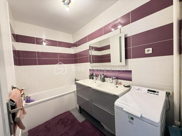 Situé dans une résidence CALME et sécurisée, cet appartement de 92m2 offre un cadre de vie agréable et confortable.
Il se compose d'une BELLE entrée, d'un salon séjour LUMINEUX et convivial, ainsi que d'une cuisine OUVERTE, AMENAGEE et EQUIPEE avec un accès direct sur un BALCON SPACIEUX.

L' espace nuit comprend quatre chambres confortables, parfaitement adaptées à une vie de famille ainsi que d'une SDB moderne, une SDE avec WC et des WC séparés. 

L'appartement profite par ailleurs d'un emplacement pratique, dans un quartier agréable à proximité immédiate des commerces, des établissements scolaires et des transports.

Deux places de PARKING complète ce bien.
Quartier calme et agréable, proche de toutes commodités.
Accès facile aux transports en commun.
Bus TVM Hôpital Intercommunal à 140m
Bus 104 217 N32 N35 Général Gallieni à 420m
Groupement scolaire privé de Maille à 220m
Lycée Général et Technologique Privé Sainte-Marie à 300m
Boulangerie à deux pas de la résidence
Bistrot L’Intemporel à 50 m
Lidl à 380m
Primeurs d'Or à 460m