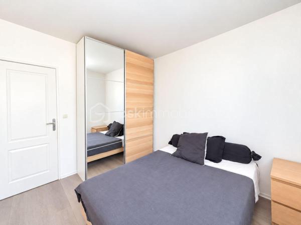Situé dans une résidence CALME et sécurisée, cet appartement de 92m2 offre un cadre de vie agréable et confortable.
Il se compose d'une BELLE entrée, d'un salon séjour LUMINEUX et convivial, ainsi que d'une cuisine OUVERTE, AMENAGEE et EQUIPEE avec un accès direct sur un BALCON SPACIEUX.

L' espace nuit comprend quatre chambres confortables, parfaitement adaptées à une vie de famille ainsi que d'une SDB moderne, une SDE avec WC et des WC séparés. 

L'appartement profite par ailleurs d'un emplacement pratique, dans un quartier agréable à proximité immédiate des commerces, des établissements scolaires et des transports.

Deux places de PARKING complète ce bien.
Quartier calme et agréable, proche de toutes commodités.
Accès facile aux transports en commun.
Bus TVM Hôpital Intercommunal à 140m
Bus 104 217 N32 N35 Général Gallieni à 420m
Groupement scolaire privé de Maille à 220m
Lycée Général et Technologique Privé Sainte-Marie à 300m
Boulangerie à deux pas de la résidence
Bistrot L’Intemporel à 50 m
Lidl à 380m
Primeurs d'Or à 460m