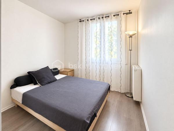 Situé dans une résidence CALME et sécurisée, cet appartement de 92m2 offre un cadre de vie agréable et confortable.
Il se compose d'une BELLE entrée, d'un salon séjour LUMINEUX et convivial, ainsi que d'une cuisine OUVERTE, AMENAGEE et EQUIPEE avec un accès direct sur un BALCON SPACIEUX.

L' espace nuit comprend quatre chambres confortables, parfaitement adaptées à une vie de famille ainsi que d'une SDB moderne, une SDE avec WC et des WC séparés. 

L'appartement profite par ailleurs d'un emplacement pratique, dans un quartier agréable à proximité immédiate des commerces, des établissements scolaires et des transports.

Deux places de PARKING complète ce bien.
Quartier calme et agréable, proche de toutes commodités.
Accès facile aux transports en commun.
Bus TVM Hôpital Intercommunal à 140m
Bus 104 217 N32 N35 Général Gallieni à 420m
Groupement scolaire privé de Maille à 220m
Lycée Général et Technologique Privé Sainte-Marie à 300m
Boulangerie à deux pas de la résidence
Bistrot L’Intemporel à 50 m
Lidl à 380m
Primeurs d'Or à 460m
